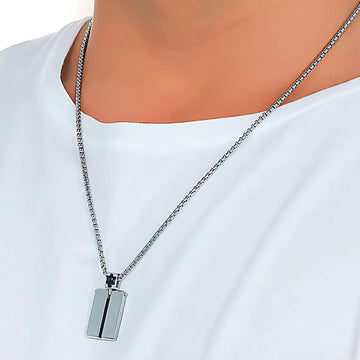 Ανδρικό κολιέ Maserati JM121ATK07 από ανοξείδωτο ατσάλι σε ασημί χρώμα με τετράγωνο κρεμαστό και μπλε τρίαινα.